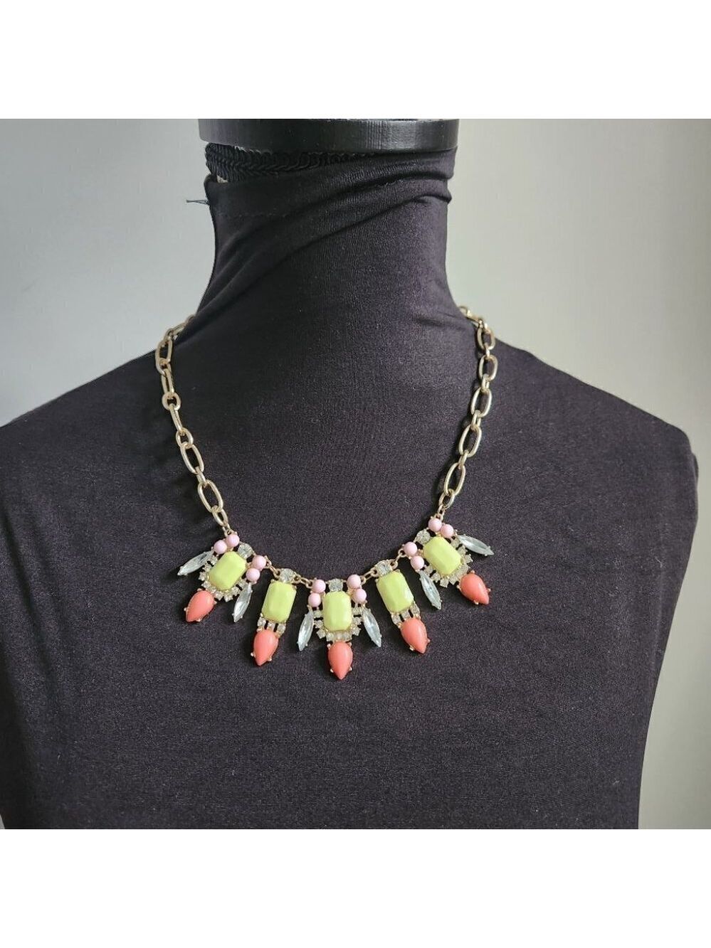Jewelled necklace with crystals pistachio green salmon pink